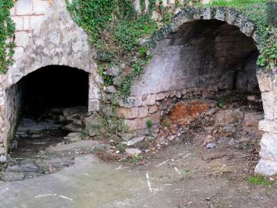 La cappella � sopraelevata e si erge su un passaggio ad arco con volta a botte da cui passava l�acqua che un tempo riempiva il fossato
